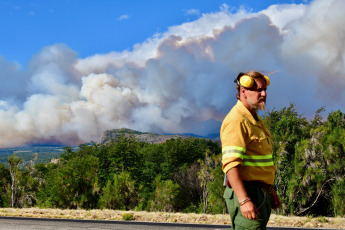 Patagonia, Argentina.- En las fotos tomadas el 30 de enero del 2024, muestra los incendios forestales que afectan el Parque Nacional Los Alerces, y que "tiene ya una extensión de más de dos mil hectáreas", informó el intendente Danilo Hernández Otaño. En el lugar, trabajan alrededor de 200 combatientes con herramientas manuales y líneas de agua para controlar el fuego, activo desde hace cinco días.