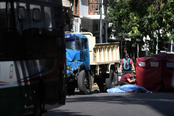 Buenos Aires.- En la foto tomada el 12 de enero de 2024, dos personas murieron esta mañana tras un choque entre un camión y un colectivo de la línea 99 en el barrio porteño de Balvanera y cinco heridos fueron trasladados para recibir asistencia por politraumatismos, informó el titular del Sistema de Atención Médica de Emergencias (SAME), Alberto Crescenti.