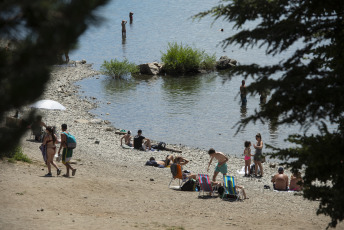 Bariloche, Argentina.- En las fotos tomadas el 26 de enero del 2024, las personas disfrutan de las playas de Bariloche en medio de la ola de calor que atraviesa la región. Con 36.4°C, Bariloche superó las marcas de récords absolutos de temperaturas extremas. El destino se mantiene con un nivel de alerta amarilla, especialmente para los chicos y los adultos de más de 65 años.