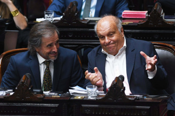 Buenos Aires, Argentina.- En las fotos tomadas el 31 de enero del 2024, Alberto Benegas (i) Lynch y Hernán Lombardi (d) de LLA y Pro. La Cámara de Diputados debate el proyecto de Ley Ómnibus enviado por Javier Milei, luego de las negociaciones del oficialismo con la oposición que le aseguraron el piso de 129 diputados para habilitar la sesión.