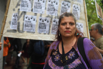 Buenos Aires, Argentina.- En las fotos tomadas el 16 de enero del 2024, vecinos del Delta de Tigre marcharon a la empresa de energía Edenor por los cortes de luz desde hace un mes. Son más de 1600 usuarios de las islas del Delta del Tigre que todavía están sin luz desde el último temporal del 17 de diciembre que afectó a todo el país y dejó un saldo de 17 muertos en Bahía Blanca.