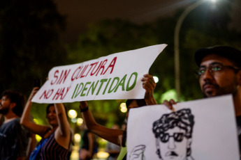 La Rioja.- En la foto tomada el 10 de enero de 2024, los trabajadores del cine y de otros sectores de la cultura de Argentina se manifestaron este miércoles frente al Congreso de la Nación en Buenos Aires, donde los parlamentarios debaten la llamada 'ley ómnibus' propuesta por el Gobierno del libertario Javier Milei que contempla desmantelar varias instituciones culturales y reducir la financiación de otras.