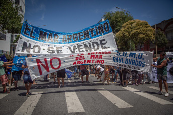 Mar del Plata, Argentina.- En la foto tomada el 24 de enero de 2024, paro y movilización en las calles de la ciudad balnearia de Mar del Plata rechazo al DNU y a la Ley Ómnibus del presidente Javier Milei.