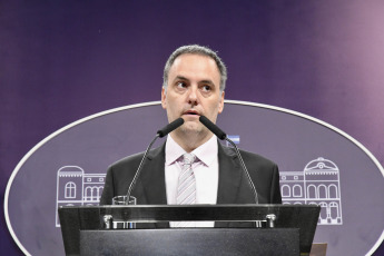 Buenos Aires, Argentina.- En las fotos tomadas el 4 de enero del 2024, el portavoz presidencial, Manuel Adorni, brinda una conferencia de prensa. Adorni, anunció que el Gobierno nacional apelará, mediante un recurso extraordinario a la Corte Suprema de Justicia, el fallo dictado por la Cámara Nacional de Apelaciones del Trabajo en contra de las reformas en materia laboral incluidas en el DNU firmado días atrás por el presidente Javier Milei.