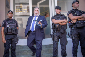 Mar de Ajó, Argentina.- En las fotos tomadas el 3 de enero del 2024, el abogado de la familia Tello, Miguel Ángel Pierri se retira de la fiscalía. Los ocho mayores de edad detenidos por el crimen deTomás Tello, el joven de 18 años asesinado a puñaladas en el balneario de Santa Teresita durante los festejos de Año Nuevo, se negaron a declarar ante el fiscal del caso en una jornada de indagatorias que se extendió hasta esta madrugada, informaron fuentes judiciales.