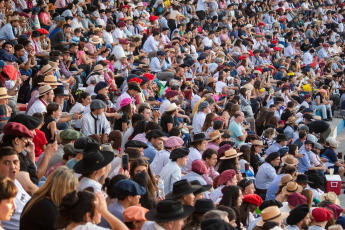 Jesús María.- En la foto tomada el 12 de enero de 2024, muchos de quienes llegan a Jesús María son atraídos masivamente por el Festival Nacional de Doma y Folclore, que se desarrolla las primeras semanas de enero de cada año, aunque la localidad cordobesa se destaca además por ofrecer variadas opciones para los turistas, quienes suelen extender sus estadías para vivir una experiencia completa.