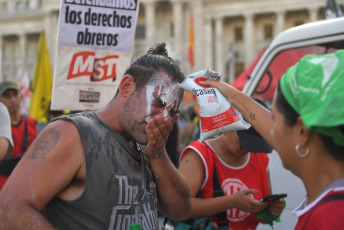 Buenos Aires, Argentina.- En las fotos tomadas el 31 de enero del 2024, efectivos de la Gendarmería y de la Policía Federal intervinieron para desalojar a manifestantes de agrupaciones políticas de izquierda y de organizaciones sociales ubicados frente al Congreso Nacional, con el objetivo de liberar la vía pública que habían ocupado como parte de la protesta contra los proyectos impulsados por el Gobierno.