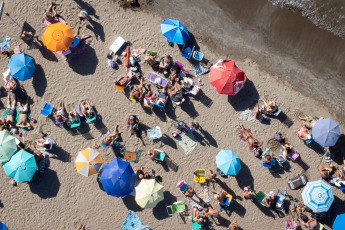 Mar del Plata, Argentina.- En las fotos tomadas el 21 de enero del 2024, con un día soleado y con temperatura en aumento las personas visitan Mar del Plata y sus alrededores para disfrutar de sus playas. Este fin de semana representó el mejor de la temporada de verano 2024 para la ciudad de Mar del Plata. Luego de las bajas expectativas que provocaron los primeros días de enero, el turismo creció en alojamiento, circulación por espacios más visitados y tránsito por los accesos a la ciudad.