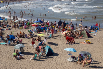 Mar del Plata, Argentina.- En las fotos tomadas el 21 de enero del 2024, con un día soleado y con temperatura en aumento las personas visitan Mar del Plata y sus alrededores para disfrutar de sus playas. Este fin de semana representó el mejor de la temporada de verano 2024 para la ciudad de Mar del Plata. Luego de las bajas expectativas que provocaron los primeros días de enero, el turismo creció en alojamiento, circulación por espacios más visitados y tránsito por los accesos a la ciudad.