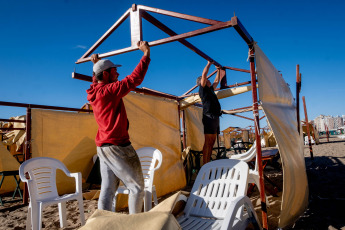 Miramar.- En la foto tomada el 10 de enero de 2024, un fuerte temporal de viento y granizo causó daños materiales y corte de la energía eléctrica ayer en la ciudad balnearia argentina de Miramar, afectando a sus pobladores y a cientos de turistas. Un joven de 16 años falleció por el fuerte impacto de una rama que le pegó en la cabeza y una mujer quedó herida con estado reservado como consecuencia del intenso temporal que se desató en Miramar, con lluvia, granizo y viento en medio de una tromba marina que causó algunos destrozos en la ciudad.