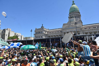 Buenos Aires, Argentina.- En las fotos tomadas el 24 de enero del 2024, manifestantes en la Plaza Congreso, con cortes parciales para el tránsito vehicular, en el marco del paro y movilización convocado por la CGT. Argentina vive su primera huelga general desde 2019, convocada por la principal central sindical del país, contra las amplias reformas impulsadas por el Gobierno del libertario Javier Milei.