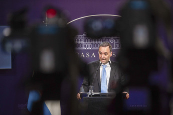 Buenos Aires, Argentina.- En las fotos tomadas el 5 de enero del 2024, el vocero presidencial, Manuel Adorni, brinda una conferencia de prensa. Adorni, aseguró que el Gobierno es "más que respetuoso" de los fallos adversos de la justicia que obtuvo el Decreto de Necesidad y Urgencia (DNU) emitido por el Gobierno nacional para desregular la economía, y ratificó que el Ejecutivo apelarás las resoluciones en contrario que cosechó esa iniciativa en los tribunales.