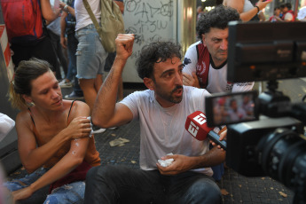 Buenos Aires, Argentina.- En las fotos tomadas el 31 de enero del 2024, efectivos de la Gendarmería y de la Policía Federal intervinieron para desalojar a manifestantes de agrupaciones políticas de izquierda y de organizaciones sociales ubicados frente al Congreso Nacional, con el objetivo de liberar la vía pública que habían ocupado como parte de la protesta contra los proyectos impulsados por el Gobierno.