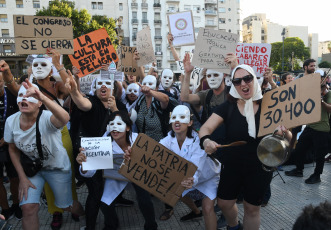 Buenos Aires.- En la foto tomada el 11 de enero de 2024, diferentes sectores de la cultura reqalizan un "Musicazo" hoy en la Plaza del Congreso, para alertar sobre el impacto negativo para el sector con las modificaciones incluidas en la ley de "Bases y Puntos de Partida para la Libertad de los Argentinos", dado que "se incluye el desfinanciamiento del Instituto Nacional de la Música (Inamu) y la eliminación del Fondo Nacional de las Artes (FNA)".