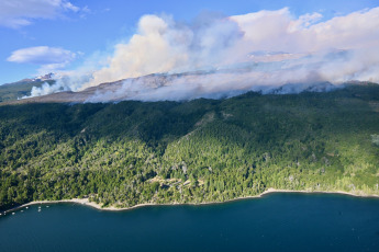 Patagonia, Argentina.- The photos taken on January 30, 2024, show the forest fires that affect the Los Alerces National Park, and that "already has an area of more than two thousand hectares," reported Mayor Danilo Hernández Otaño. There, around 200 fighters are working with hand tools and water lines to control the fire, which has been active for five days.