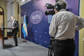 Buenos Aires, Argentina.- En las fotos tomadas el 4 de enero del 2024, el portavoz presidencial, Manuel Adorni, brinda una conferencia de prensa. Adorni, anunció que el Gobierno nacional apelará, mediante un recurso extraordinario a la Corte Suprema de Justicia, el fallo dictado por la Cámara Nacional de Apelaciones del Trabajo en contra de las reformas en materia laboral incluidas en el DNU firmado días atrás por el presidente Javier Milei.