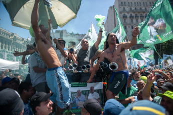 Buenos Aires, Argentina.- En las fotos tomadas el 24 de enero del 2024, manifestantes en la Plaza Congreso, con cortes parciales para el tránsito vehicular, en el marco del paro y movilización convocado por la CGT. Argentina vive su primera huelga general desde 2019, convocada por la principal central sindical del país, contra las amplias reformas impulsadas por el Gobierno del libertario Javier Milei.