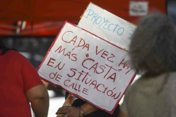 Buenos Aires, Argentina.- En las fotos tomadas el 19 de enero del 2024, militantes y dirigentes de la Asociación Civil Proyecto 7 realizaron un desayuno frente al edificio del Ministerio de Capital Humano, en rechazo al decreto de necesidad y urgencia (DNU) que emitió el Gobierno Nacional, por considerar que "vulnera todos los derechos humanos", y en defensa de las personas en situación de calle, informaron voceros del sector.