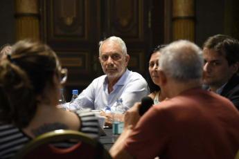 La Plata, Argentina.- En la foto tomada el 23 de 2024, el intendente de La Plata, Julio Alak, se reunió hoy con movimientos populares de la región para coordinar la asistencia alimentaria en emergencia y el fomento de la producción frutihortícola.