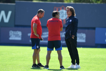 Buenos Aires.- En la foto tomada el 8 de enero de 2024, el plantel de San Lorenzo retomó este lunes sus entrenamientos de pretemporada en la Ciudad Deportiva a la espera de tres futbolistas que tienen acordado su contrato pero aún no lo formalizaron: el arquero Facundo Altamirano y los colombianos Carlos "La Roca" Sánchez y Jhohan Romaña. El plantel de Rubén Insua partirá mañana para Uruguay para comenzar la pretemporada.