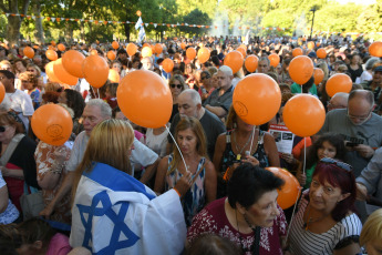 Buenos Aires, Argentina.- En las fotos tomadas el 17 de enero del 2024, familiares y allegados en Argentina de Kfir Bibas, el más pequeño de los secuestrados durante el ataque de Hamás a Israel el 7 de octubre, celebraron su primer cumpleaños “no feliz” con globos naranjas, en alusión a su cabello pelirrojo, y pidieron por su liberación.