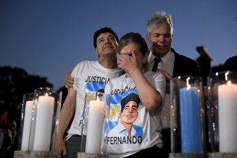 Buenos Aires, Argentina.- En la foto tomada el 18 de enero de 2024, Graciela Sosa, y su esposo, Silvino Báez, durante una concentración y misa interreligiosa en las escalinatas de la Facultad de Derecho de la Universidad de Buenos Aires (UBA), donde recordaron a su hijo Fernando Báez Sosa (18), el joven que fue asesinado a golpes hace cuatro años a la salida de un boliche de Villa Gesell por un grupo de rugbiers.