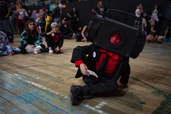 Bariloche- En la foto del 13 de enero de 2024, la edición Otaku Con verano que se realiza en el estadio Bomberos Voluntarios de la Ciudad de Bariloche viene reloaded:. Passthor, Kamikaze Capilar, Magnus Mefisto, Simone Anisinger, son algunos de los nombres de lujo que protagonizan la temporada 2024. Cosplays, Artistas, Músicos, y mucho más para que todos los fanáticos del animé puedan disfrutarlo.