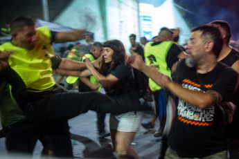 Buenos Aires- En la foto tomada el 6 de enero de 2024, incidentes durante el Recital de la Renga en las inmediaciones del estadio de Racing Club. uando el show de La Renga en el estadio de Racing entraba en la recta final de canciones, el público comenzó a entonar uno de esos cantitos que son frecuentes en recitales de rock, en el último tiempo: “El que no salta votó a Milei”. Fuera del estadio hubo corridas, algunos enfrentamientos con la Policía y hasta un personal de seguridad que arremetió con brutalidad contra un fan que lo increpó.