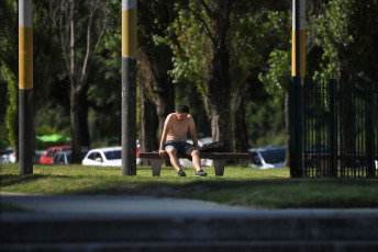 Buenos Aires, Argentina.- En las fotos tomadas el 30 de enero del 2024, muestra las calles de Buenos Aires en medio de la ola de calor que atraviesa el país. Este martes empezó una ola de calor en grandes zonas de la región centro y norte de la Argentina. Por lo que el país tendrá las temperaturas más altas de América durante los próximos días. Será un calor persistente, con noches por encima de los 30 grados, hasta el fin de semana.