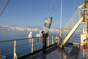 Antártida- En la foto del 13 de enero de 2024, el rompehielos ARA “Almirante Irízar”, tras haber efectuado tareas logísticas en la Base Antártica Conjunta Orcadas prosiguió su derrotero y arribó a Caleta Potter, donde fondeó frente a la Base Antártica Científica Carlini. Una vez allí, por medio de las embarcaciones de transporte de personal y vehículos, inició con la descarga de gasoil antártico (GOA), víveres secos, frescos y frigorizados; tubos de gas propano y 2 motores generadores diesel.