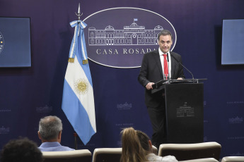 Buenos Aires, Argentina.- En las fotos tomadas el 22 de enero del 2024, el vocero presidencial Manuel Adorni, brindó una conferencia de prensa en Buenos Aires, Argentina. El Gobierno le respondió con dureza a Pepe Albistur, ex secretario de Medios del kirchnerismo, luego de que vaticinara un final adelantado de la administración que encabeza Javier Milei. “Entendemos que hay sectores que están perdiendo el poder que siempre tuvieron, y que pensaron jamás perderlo, pero la verdad es que esta especie de ‘golpistas de reposeras' desde los mejores lugares y la mejor posición, hablando de cómo frenar el desarrollo de la Argentina", destacó Adorni.