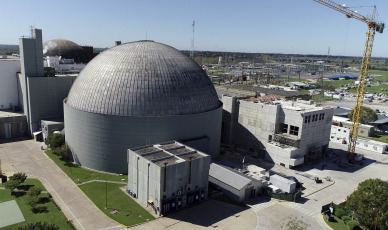 Buenos Aires.- En la foto tomada el 12 de enero de 2024, la construcción de Atucha I "fue un hito desde el punto de vista tecnológico y pionera del orgullo del desarrollo industrial argentino", destacó el director presidente de Nucleoeléctrica Argentina S.A. (NA-SA), Fernando Monserrat, en el marco de los 50 años que cumple este sábado la primera central nuclear de América Latina y que busca operar otros 25 años gracias al Proyecto de Extensión de Vida.