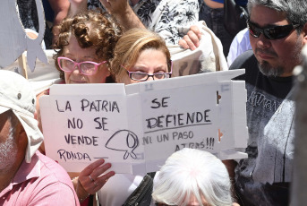 Rosario, Argentina.- En la foto tomada el 24 de enero de 2024, una masiva movilización se desarrolló hoy en Rosario, provincia de Santa Fe en el marco del paro nacional convocado por la CGT contra el decreto de necesidad y urgencia (DNU) y el proyecto de Ley "Bases" promovidos por el Gobierno de Javier Milei.