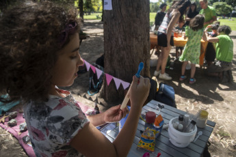 Buenos Aires, Argentina.- En las fotos tomadas el 21 de enero del 2024, las variadas actividades de ciencia, arte y tecnología se volvieron a reeditar por segunda vez, de forma gratuita, en el Parque Saavedra, como forma de reclamo de unos 60 estudiantes de universidades nacionales de carreras científicas, tecnológicas y de arte para pedir por la apertura de la programación de verano del Centro Cultural de la Ciencia (C3) que fue cancelado por las autoridades.