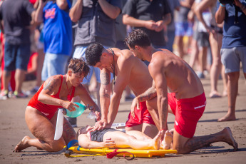 Mar del Plata.- En la foto tomada el 9 de enero de 2024, guardavidas, efectivos de Prefectura Naval Argentina (PNA) y de la policía bonaerense, personal de Defensa Civil y del Sistema de Atención Médica de Emergencias (SAME) de Mar del Plata desplegaron hoy un simulacro de rescate en el mar frente a la playa, en el que intervinieron embarcaciones, motos de agua, ambulancias y un helicóptero.