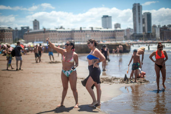 Mar del Plata, Argentina.- En las fotos tomadas el 29 de enero del 2024, las personas pasan tiempo al aire libre en medio de una ola de calor que afecta gran parte del país. La provincia de Mendoza, gran parte de Neuquén, Río Negro, localidades del este de La Pampa y de San Luis, y el sur de Buenos Aires se encuentran bajo alerta roja por calor extremo, el máximo nivel dispuesto por el Servicio Meteorológico Nacional, con temperaturas máximas que pueden llegar a los 38 grados.