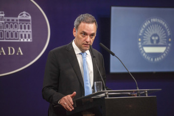 Buenos Aires, Argentina.- En las fotos tomadas el 5 de enero del 2024, el vocero presidencial, Manuel Adorni, brinda una conferencia de prensa. Adorni, aseguró que el Gobierno es "más que respetuoso" de los fallos adversos de la justicia que obtuvo el Decreto de Necesidad y Urgencia (DNU) emitido por el Gobierno nacional para desregular la economía, y ratificó que el Ejecutivo apelarás las resoluciones en contrario que cosechó esa iniciativa en los tribunales.