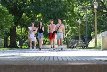 Buenos Aires, Argentina.- En las fotos tomadas el 30 de enero del 2024, muestra las calles de Buenos Aires en medio de la ola de calor que atraviesa el país. La provincia de Mendoza, gran parte de Neuquén, Río Negro, localidades del este de La Pampa y de San Luis, y el sur de Buenos Aires se encuentran bajo alerta roja por calor extremo, el máximo nivel dispuesto por el Servicio Meteorológico Nacional (SMN), con temperaturas máximas que pueden llegar a los 38 grados.