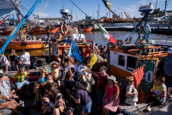 Mar del Plata, Argentina.- En las fotos tomadas el 27 de enero del 2024, la comunidad portuaria de la ciudad de Mar del Plata realizó una nueva edición de la procesión náutica de las tradicionales lanchas amarillas, en la que se homenajeó, como cada año, a los marineros muertos en naufragios, y se bendijeron los frutos de mar, para pedir por una buena pesca para 2024.