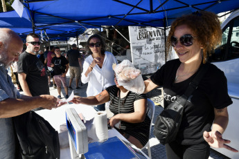 Buenos Aires.- En la foto tomada el 11 de enero de 2024, ooperativistas y pequeñas agrupaciones agropecuarias, integrantes de la Unión de Trabajadores y Trabajadoras de la Economía Popular (UTEP), iniciaron esta mañana un nuevo "feriazo" frente al Congreso de la Nación, en una protesta en la que ofrecerán a precios populares, variedades de pescado y carne vacuna, informaron voceros del sector.