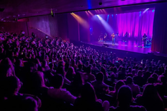 Mar del Plata, Argentina.- En las fotos tomadas el 22 de enero del 2024, el popular cantante y compositor Abel Pintos se despidió de Mar del Plata con un concierto en el teatro Trovador, el último de los 11 que ofreció en la ciudad, todos a sala a llena y con localidades agotadas, un hecho sin precedentes para un músico.