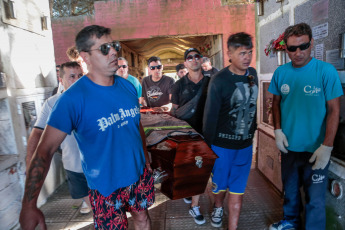 Mar de Ajó, Argentina.- En las fotos tomadas el 2 de enero del 2024, los restos de Tomás Tello Ferreyra, el joven de 18 años asesinado de una puñalada en el pecho la ser atacado por una patota en Santa Teresita, fueron inhumados en el cementerio de Mar de Ajó luego de que el cortejo fúnebre del que participaron centenares de vecinos y amigos de la víctima se trasladó desde la casa de sepelios y se detuvo frente al domicilio de la víctima.