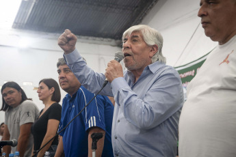 Buenos Aires, Argentina.- En las fotos tomadas el 19 de enero del 2024, con la mirada puesta en el paro general del miércoles 24 de enero convocado por la Confederación General del Trabajo (CGT), el Sindicato de Camioneros encabezado por Hugo (derecha) y Pablo Moyano (izquierda) se reúne en una asamblea informativa en la que participan más de mil delegados, en la que ratificaron la jornada de movilización.