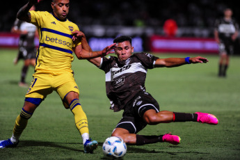 Buenos Aires, Argentina.- En las fotografías tomadas el 27 de enero de 2024 se ven escenas del partido Boca - Platense que terminó 0 a 0 en el estadio Ciudad de Vicente López.. El encuentro ofició como el debut de Diego Martínez al mando de la Dirección Técnica de Boca Juniors. En el primer tiempo le anularon un gol a Ronaldo Martínez, de Platense.