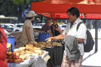 Buenos Aires, Argentina.- En las fotos tomadas el 19 de enero del 2024, militantes y dirigentes de la Asociación Civil Proyecto 7 realizaron un desayuno frente al edificio del Ministerio de Capital Humano, en rechazo al decreto de necesidad y urgencia (DNU) que emitió el Gobierno Nacional, por considerar que "vulnera todos los derechos humanos", y en defensa de las personas en situación de calle, informaron voceros del sector.