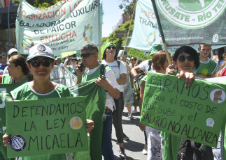 Córdoba, Argentina.- En la foto tomada el 24 de enero de 2024, una masiva movilización se desarrolló hoy en la ciudad de Córdoba en el marco del paro nacional convocado por la CGT contra el decreto de necesidad y urgencia (DNU) y el proyecto de Ley "Bases" promovidos por el Gobierno de Javier Milei.