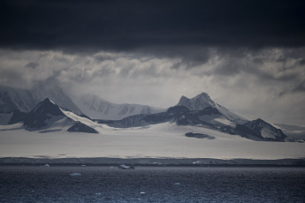 Antártida- En la foto del 13 de enero de 2024, el rompehielos ARA “Almirante Irízar”, tras haber efectuado tareas logísticas en la Base Antártica Conjunta Orcadas prosiguió su derrotero y arribó a Caleta Potter, donde fondeó frente a la Base Antártica Científica Carlini. Una vez allí, por medio de las embarcaciones de transporte de personal y vehículos, inició con la descarga de gasoil antártico (GOA), víveres secos, frescos y frigorizados; tubos de gas propano y 2 motores generadores diesel.