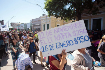 La Rioja, Argentina.- En las fotos tomadas el 24 de enero del 2024, manifestantes participan del paro general convocado por la Confederación General del Trabajo (CGT) nacional en oposición al DNU y la Ley Ómnibus propuestos por el presidente Javier Milei.