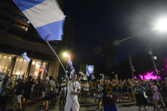 Santa Fé, Argentina.- En las fotos tomadas el 4 de enero del 2024, en el microcentro de la ciudad de Santa Fe Capital, se realizó un nuevo cacerolazo contra las medidas económicas. Es el tercer jueves consecutivo que se realiza esta convocatoria en rechazo a las medidas nacionales, como la Ley de Alquileres, al mega DNU y a la ley de desguace y privatizaciones enviada por el presidente Javier Milei al Congreso la semana pasada.