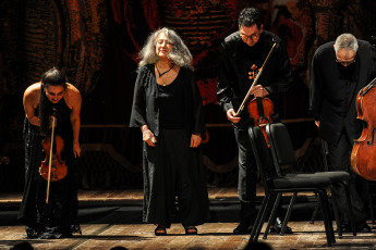 Buenos Aires.- Archivo (16 de julio de 2023). La pianista Martha Argerich regresó al escenario del Teatro Colón en el festival que lleva su nombre. el Teatro Colón consiguió una aproximación notable: como parte del proyecto "Heritage Collection" restauró una serie de cintas originales de grabaciones históricas y, entre los primeros materiales publicados, aparece un concierto de la pianista argentina Martha Argerich, en 1965, a los 24 años, apenas meses después de haber ganado el primer premio del Concurso Internacional de Piano Frédéric Chopin, en Varsovia, Polonia.